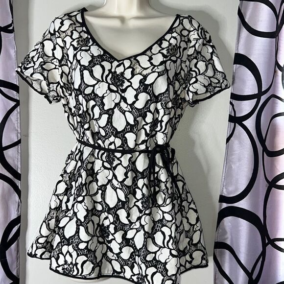 Motherhood Womens Medium Maternity Short Sleeve Top Lace Embroidered Floral - Picture 1 of 12